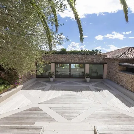 A Spectacular Waterfront In The Prestigious Punta Volpe *
