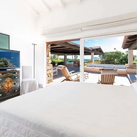 A Spectacular Waterfront In The Prestigious Punta Volpe בית נופש