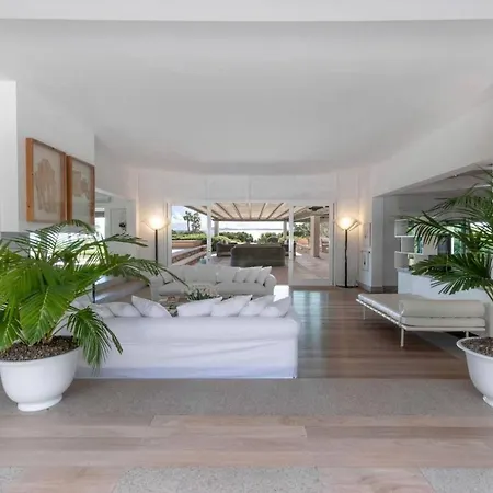 A Spectacular Waterfront In The Prestigious Punta Volpe בית נופש פורטו רוטונדו