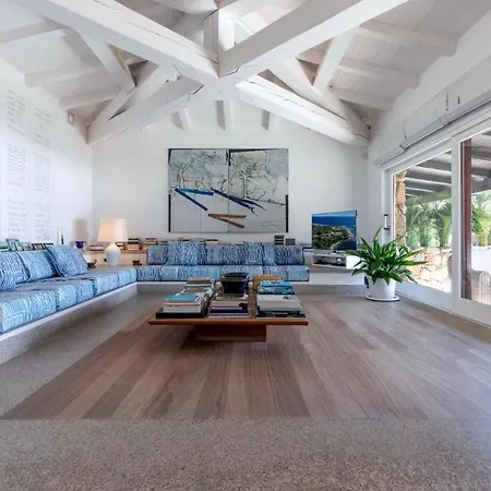 A Spectacular Waterfront In The Prestigious Punta Volpe Ferienhaus *